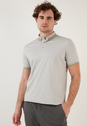 Hellgraues Poloshirt mit strukturiertem Muster, offenem Kragen und kontrastierenden Bündchen; verfügt über kurze Ärmel und eine Knopfleiste.
