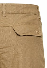 Khaki spodnie cargo z fakturowanej tkaniny, z tylną kieszenią z klapą i małym detalem logo w pobliżu krawędzi kieszeni.