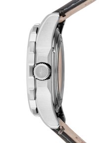 Reloj de acero inoxidable con forma hexagonal, correa de cuero negro, corona plateada y un acabado metálico suave en la caja.