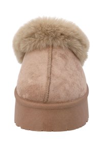 Tan mockasiner i mocka med en plyschkrage, platt gummisål och synliga sömmar. Rund form med en mjuk, texturerad yta.