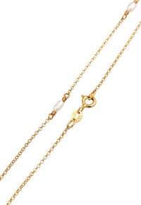 Collier en chaîne dorée avec de petites perles blanches, doté d'une fermeture à fermoir de homard et de liens délicats entrelacés.