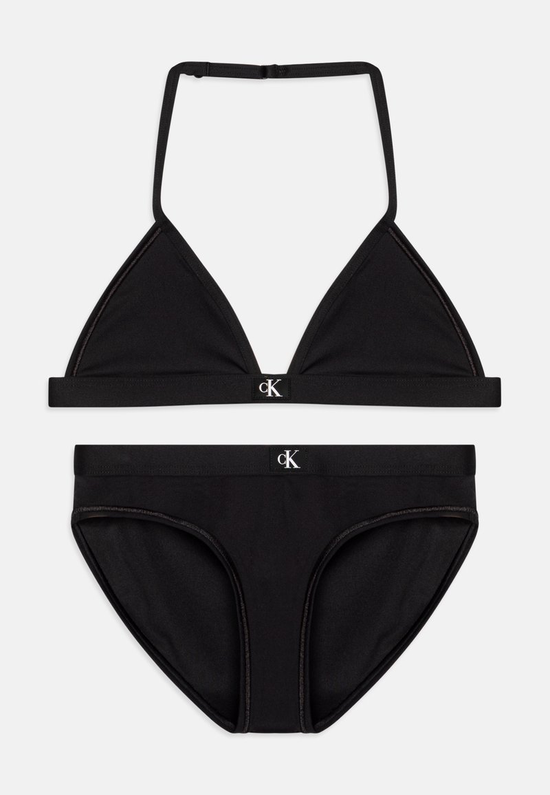 Svart bikini sett som har en trekantet bralette med tynne stropper og matchende truser. Begge har en glatt tekstur og logo-accents.