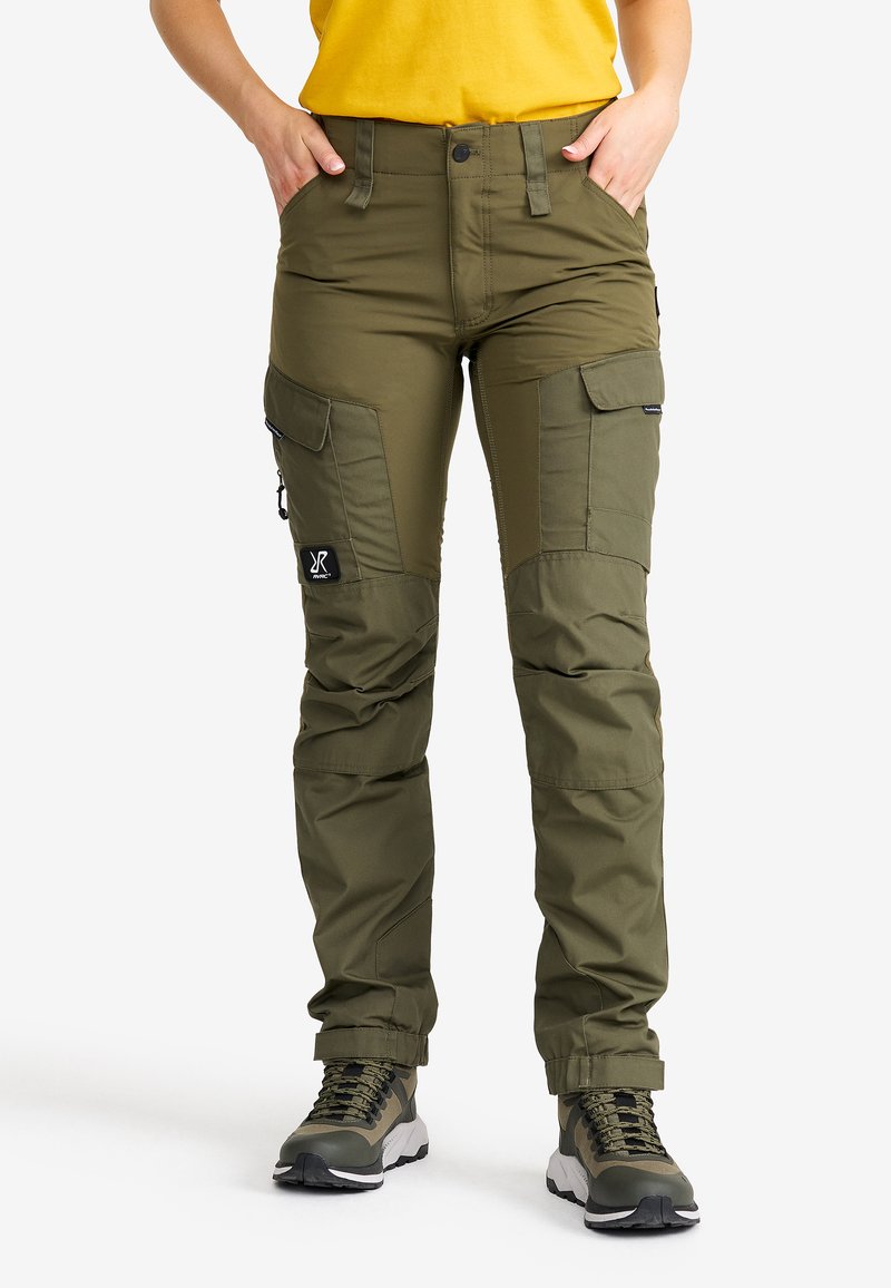 Cargo byxor i olivgrön färg med flera fickor, en åtsittande design och elastiska mudd vid anklarna. Tillverkade av slitstarkt material för utomhusbruk.