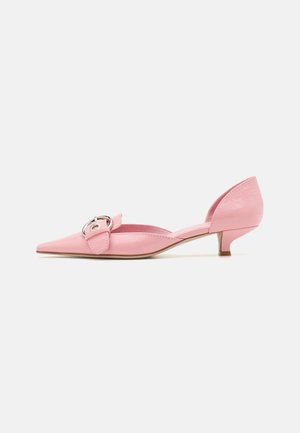 Des chaussures en cuir rose à bout pointu avec un petit talon, comportant une sangle décorative et un détail de boucle. Texture lisse et design minimaliste.