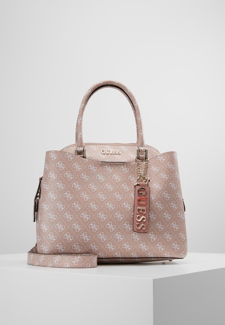 Torba w kolorze różowego rumieńca z wytłoczonym wzorem logo, o uporządkowanym kształcie, z dwoma uchwytami, złotymi akcesoriami oraz odpinanym paskiem z zawieszką.