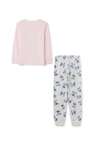Top de manga larga rosa claro combinado con pantalones de pijama blancos que presentan un patrón de personaje de dibujos animados azul y una cintura elástica. Tejido de algodón suave.