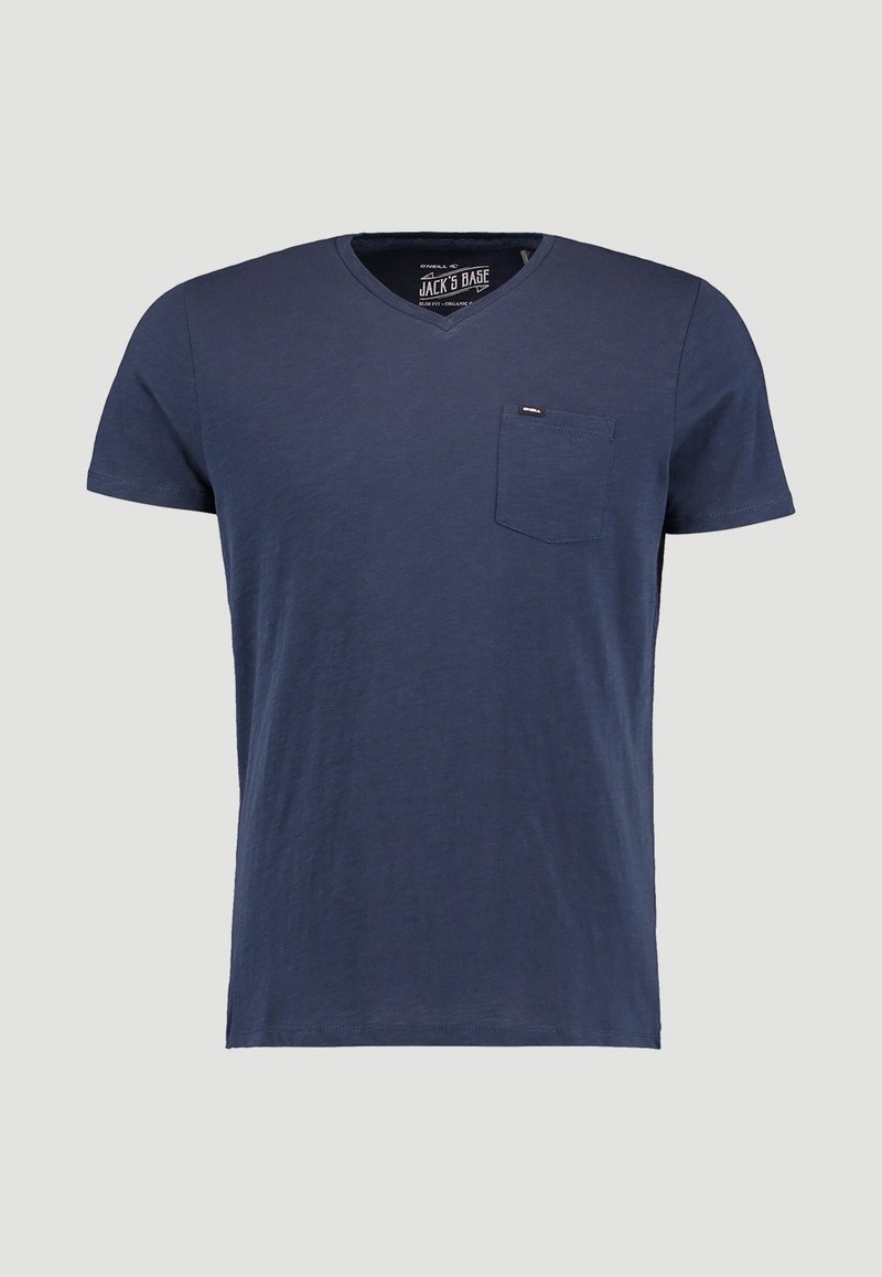 Mörkblå bomullströja med korta ärmar och v-ringning. Inkluderar en vänster bröstficka och en liten logotypetikett ovanför.