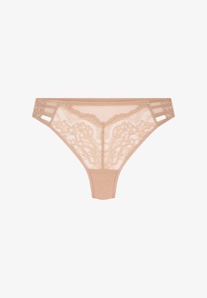 Lace front thong in nude kleur, met doorzichtige gaaspanelen, complexe kantdetails en bandaccenten aan de zijkanten. Glad, textuurvol materiaal.
