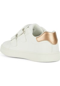 Baskets blanches en simili cuir avec deux bandes Velcro, bout arrondi, col rembourré et accent métallique doré rose au niveau du talon. Semelle texturée.
