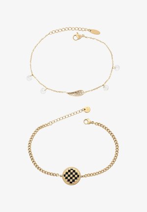 Dwie złote bransoletki z łańcuszków; jedna z przezroczystymi koralikami i zawieszką w kształcie skrzydła, druga z okrągłym, czarno-złotym w kratkę wisiorkiem.