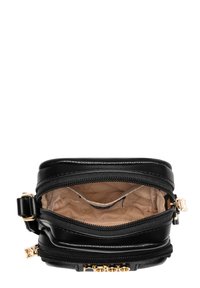 Borsa in pelle nera con doppie zip, texture liscia, dettagli in metallo dorato e rivestimento interno beige con un motivo sottile.