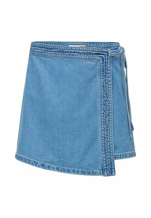 Lichtblauwe denim wikkelrok met zichtbare stiksels en zijstriksluiting op een witte achtergrond.