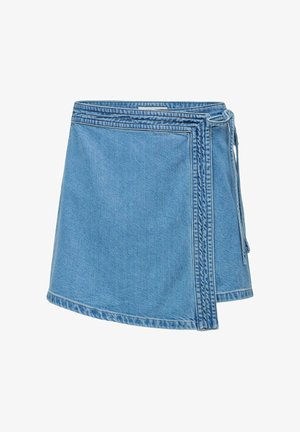 Lichtblauwe denim wikkelrok met zichtbare stiksels en zijstriksluiting op een witte achtergrond.