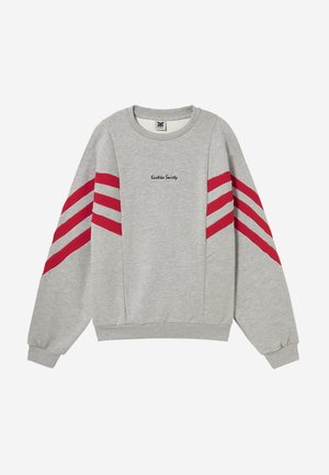 Felpa grigia chiaro girocollo con strisce diagonali rosse sulle maniche e piccolo testo nero "Krothko Society" sul petto.