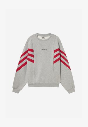 Felpa grigia chiaro girocollo con strisce diagonali rosse sulle maniche e piccolo testo nero "Krothko Society" sul petto.