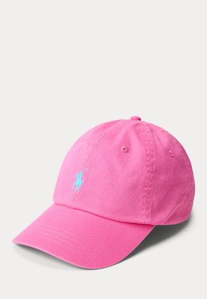 Rosa baseballcaps med lyseblå brodert polo-spillerlogo foran, laget av mykt stoff med sydd ventilasjonshull.