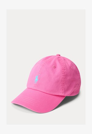 Ροζ καπέλο μπέιζμπολ με κεντημένο λογότυπο παίκτη πόλο σε ανοιχτό γαλάζιο χρώμα στο μπροστινό μέρος, κατασκευασμένο από απαλό ύφασμα με ραμμένες τρύπες αερισμού.