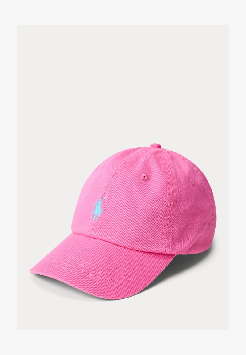 Ροζ καπέλο μπέιζμπολ με κεντημένο λογότυπο παίκτη πόλο σε ανοιχτό γαλάζιο χρώμα στο μπροστινό μέρος, κατασκευασμένο από απαλό ύφασμα με ραμμένες τρύπες αερισμού.