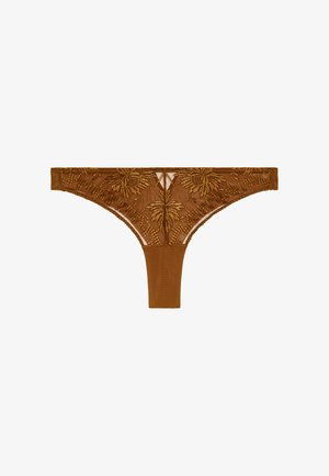 String en dentelle marron avec broderie florale, présentant un panneau transparent et un dos uni. Couture détaillée autour de la taille et des ouvertures des jambes.
