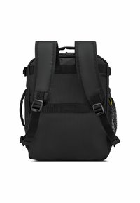 Sac à dos rectangulaire noir avec des bretelles rembourrées et ajustables, fermeture éclair, poche en mesh sur le côté et compartiment de rangement à l'avant. Matériau durable.