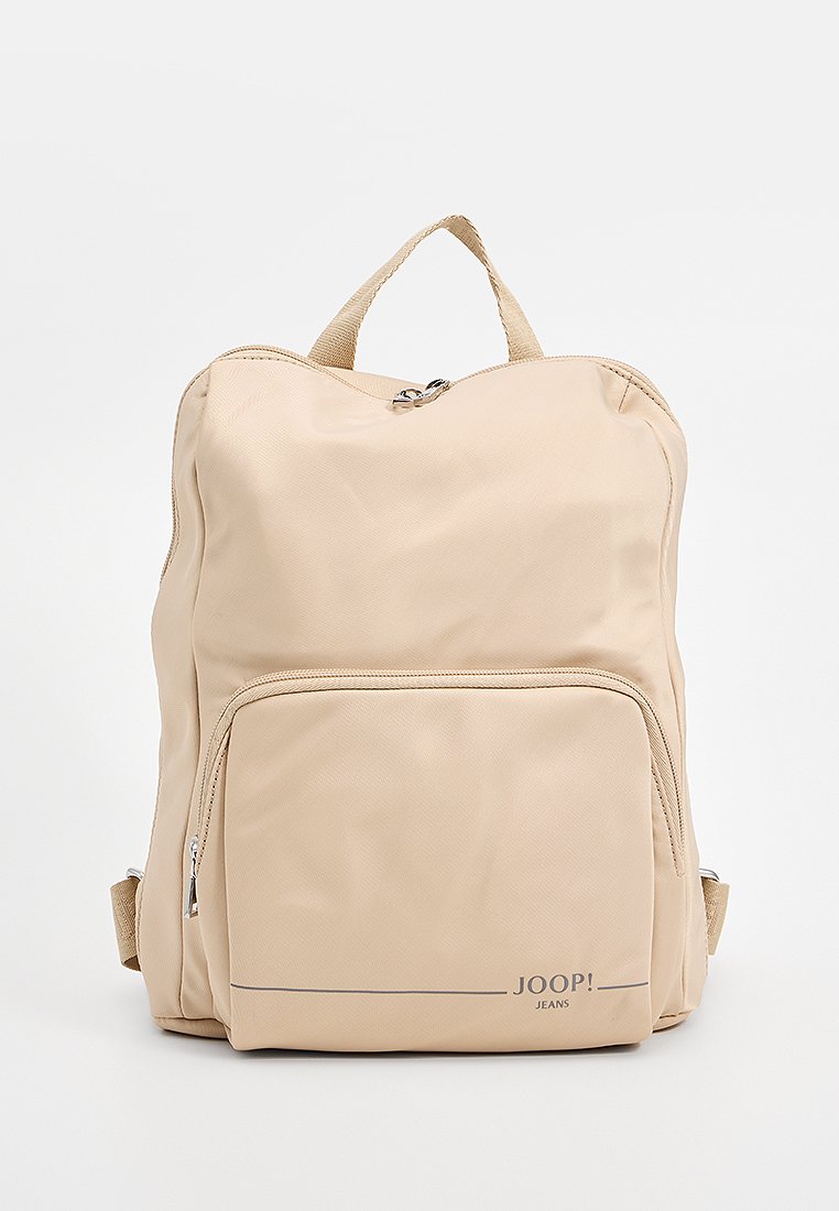 Beiger rechteckiger Rucksack mit Front-Reißverschlusstasche, Handgriff oben, verstellbaren Trägern und "JOOP! JEANS"-Logo auf der Fronttasche.
