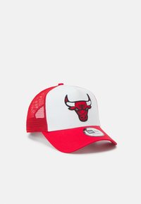 Gorra trucker roja y blanca con un destacado logo de toro bordado. Parte trasera de malla, visera curvada y correa ajustable en la parte posterior.