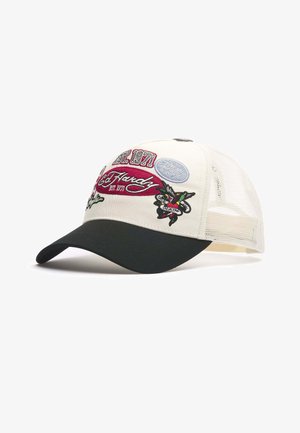 Biała i czarna czapka bejsbolowa z siateczkowym tyłem, czerwona naszywka z logo "Ed Hardy Est. 1971" oraz kolorowa haftowana ozdoba w stylu tatuażu ptaka z przodu.
