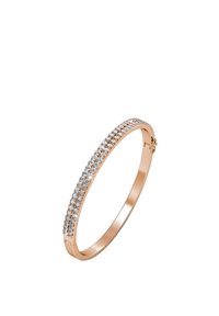 Bracciale in oro rosa con una fila di piccole gemme trasparenti incastonate lungo il bordo superiore. Superficie liscia e lucida con una chiusura a scatto sicura.