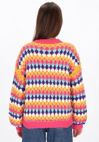 Häkelpullover mit mehrfarbigen Diamantmustern in Rosa, Lila, Gelb und Blau. Mit einem gerippten, rosa Halskragen und Bündchen.