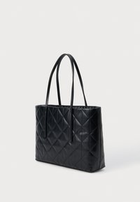 Čierna prešívaná taška na rameno vyrobená z umelej kože, s hladkým povrchom, dvoma dlhými uchami a obdĺžnikovým tvarom s diamantovými vzormi.