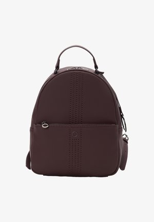 Bordeauxfarbener Rucksack aus glattem Material, abgerundeter Oberseite, vordere Reißverschlusstasche und dezente Nahtdetails in der Mitte.