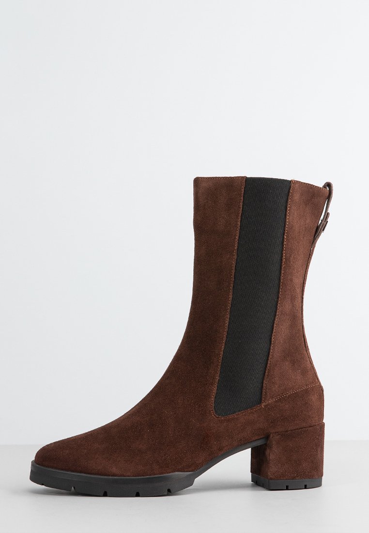 Brązowe zamszowe botki za kostkę na masywnym obcasie, z elastycznymi panelami bocznymi i uchwytem, gładka faktura oraz minimalistyczny design.