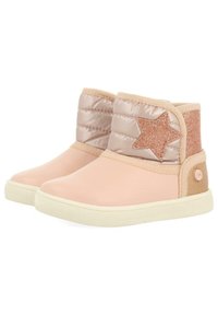 Bottes de cheville synthétiques roses avec un revers matelassé en métal, ornées d'une étoile scintillante, semelle en caoutchouc blanche et détail de bouton sur le côté.