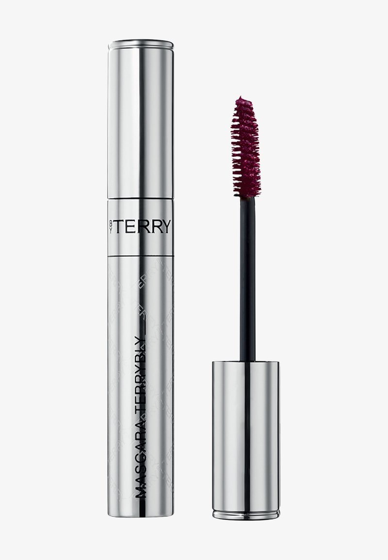 Mascara i ett metalliskt silverrör med en märkeslogotyp. Inkluderar en svart borste med en mjuk, plyschig borste. Färg: djup plommon.