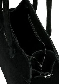 Černá semišová taška přes rameno s dvěma uchy, obsahující vnitřní zipovou kapsu a texturovaný vnější povrch s praktickým prošíváním.