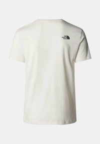 Camiseta de manga corta para hombres, de algodón blanco, con cuello redondo, presenta una impresión del logotipo en negro en la parte superior de la espalda. Textura suave, corte relajado.