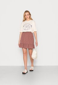 Vero Moda VMJENNY SHORT ELASTIC SKIRT - Saia evasé - rose brown