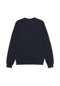 Temno modra majica z dolgimi rokavi, z okroglim izrezom in rebrastimi manšetami ter spodnjim robom, izdelana iz mehke tkanine z gladko teksturo. Brez vidnih grafik ali logotipov.