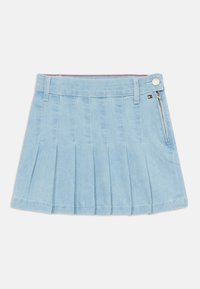 Gonna mini in denim azzurro chiaro con design plissettato, zip laterale e chiusura a bottone, caratterizzata da un orlo cucito e un sottile dettaglio del marchio.