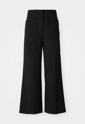 Zwarte wijde broek met een hoge taille, gemaakt van een gladde stof. Beschikt over twee achterzakken, cleane lijnen en geen zichtbare sluitingen.