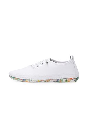 Weißer Sneaker mit niedrigem Schaft und Schnürung vorne sowie floral gemusterter Sohle, sichtbar im Seitenprofil vor weißem Hintergrund.