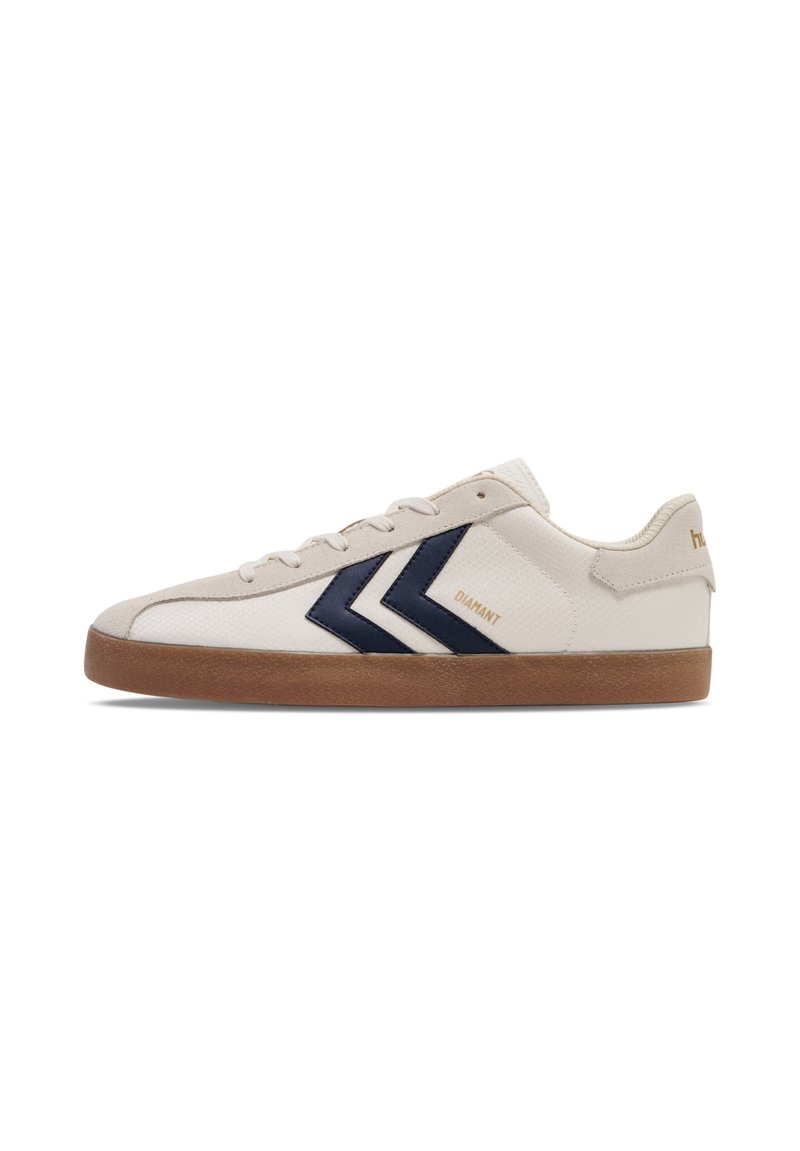 Sneakers albe cu accente în forma de V de culoare albastru închis, având un superior din pânză texturată, vârf rotund și o talpă din cauciuc de culoare caramel. Numele brandului este vizibil pe lateral.