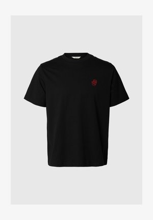 Czarny T-shirt z krótkim rękawem i okrągłym dekoltem, z małą czerwoną grafiką na lewej piersi.