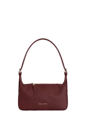 Piccola borsa a tracolla in pelle rosso scuro con chiusura a cerniera e logo metallico argentato sulla parte frontale.