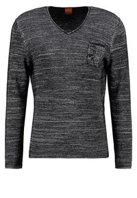 Czarny i szary sweter dziany z długimi rękawami, dekoltem w serek oraz pojedynczą naszywaną kieszenią po lewej stronie. Tkanina o fakturze w paski.