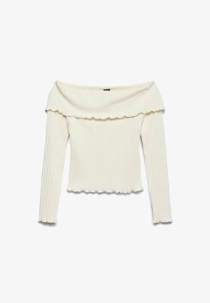 Hvitt ribbestrikket langt ermet topp med av-holde skulderen design, bølget kant og tettsittende passform. Myk tekstur med en kortcroppet silhuett.