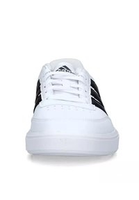 Biele športové topánky s čiernymi pruhmi, s polstrovaným jazykom, šnurovaním vpredu a štruktúrovanou podrážkou pre trakciu.