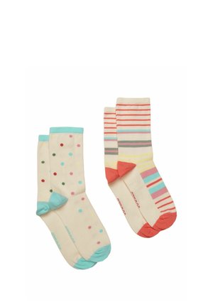 Dwie pary kremowych skarpetek, jedna w wielokolorowe kropki z niebieskimi akcentami, druga w wielokolorowe paski z pomarańczowymi akcentami.