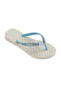 Tongs taille enfant avec des brides bleu clair, une lanière bleue scintillante, une semelle claire avec des motifs de cœurs bleus et roses, et une décoration en forme de cœur sur la bride.