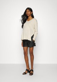 ONLY MATERNITY OLMAMALIA V-NECK - Pulover - pumice stone